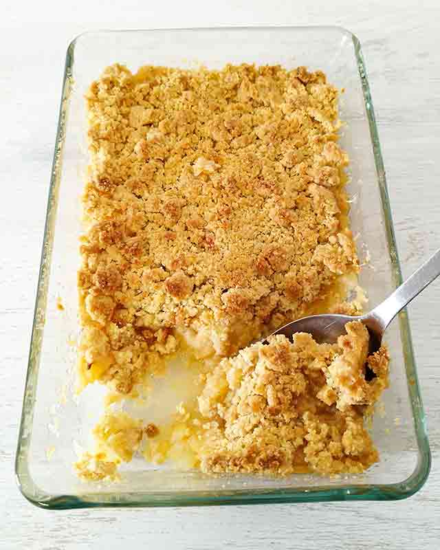 Glasauflaufform mit veganem Apple Crumble