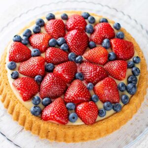 Veganer Erdbeer Blaubeer Kuchen mit Vanillepudding