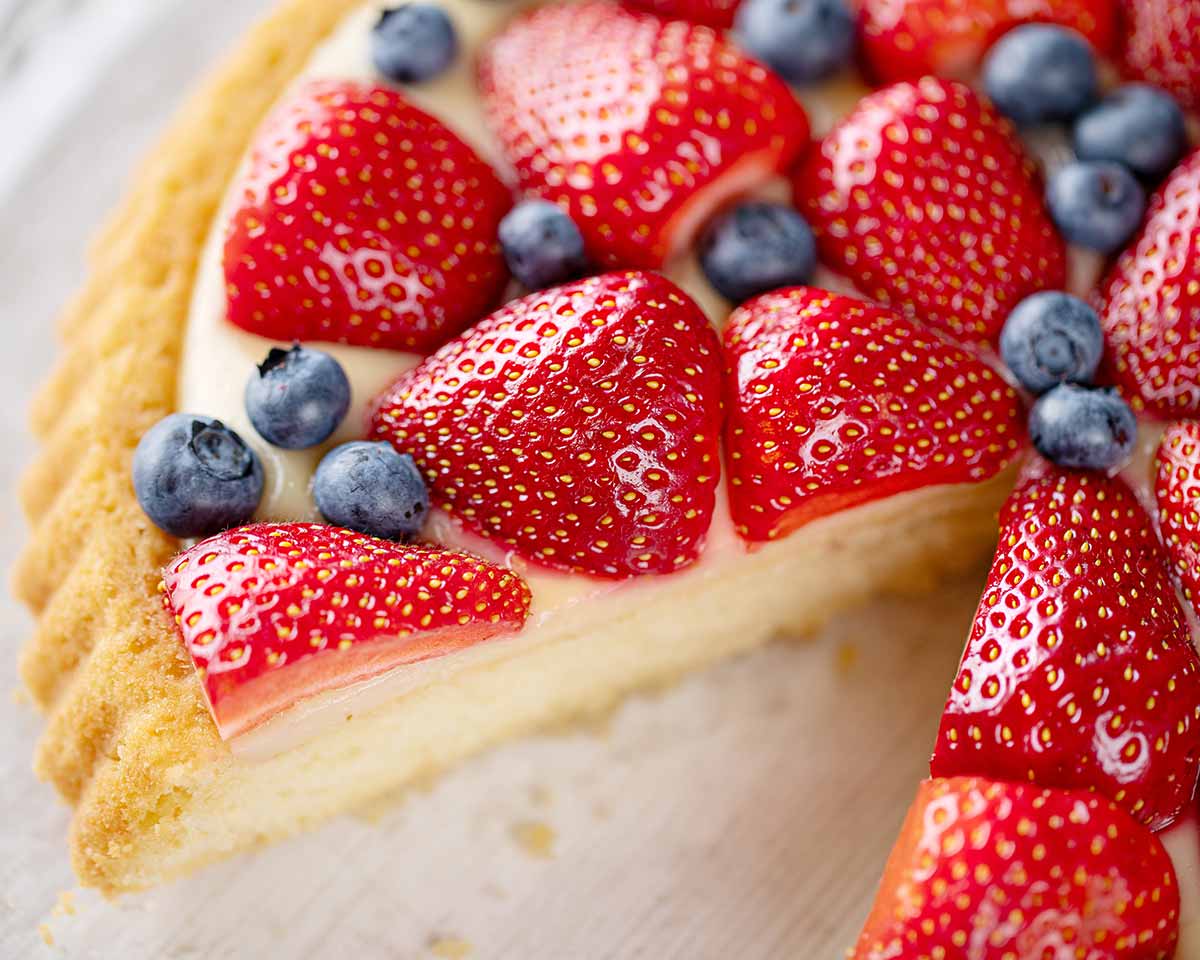 Der Erdbeer Blaubeer Kuchen ist vegan und ohne Ei. Veganer Erdbeer Heidelbeer Kuchen mit Vanillepudding