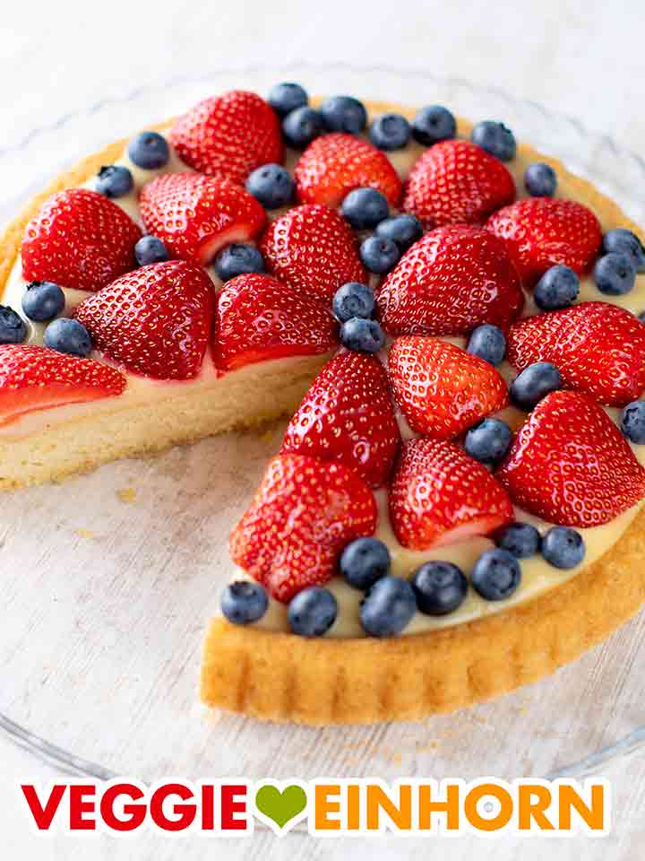 Veganer Erdbeer Blaubeer Kuchen mit Pudding auf einer Kuchenplatte