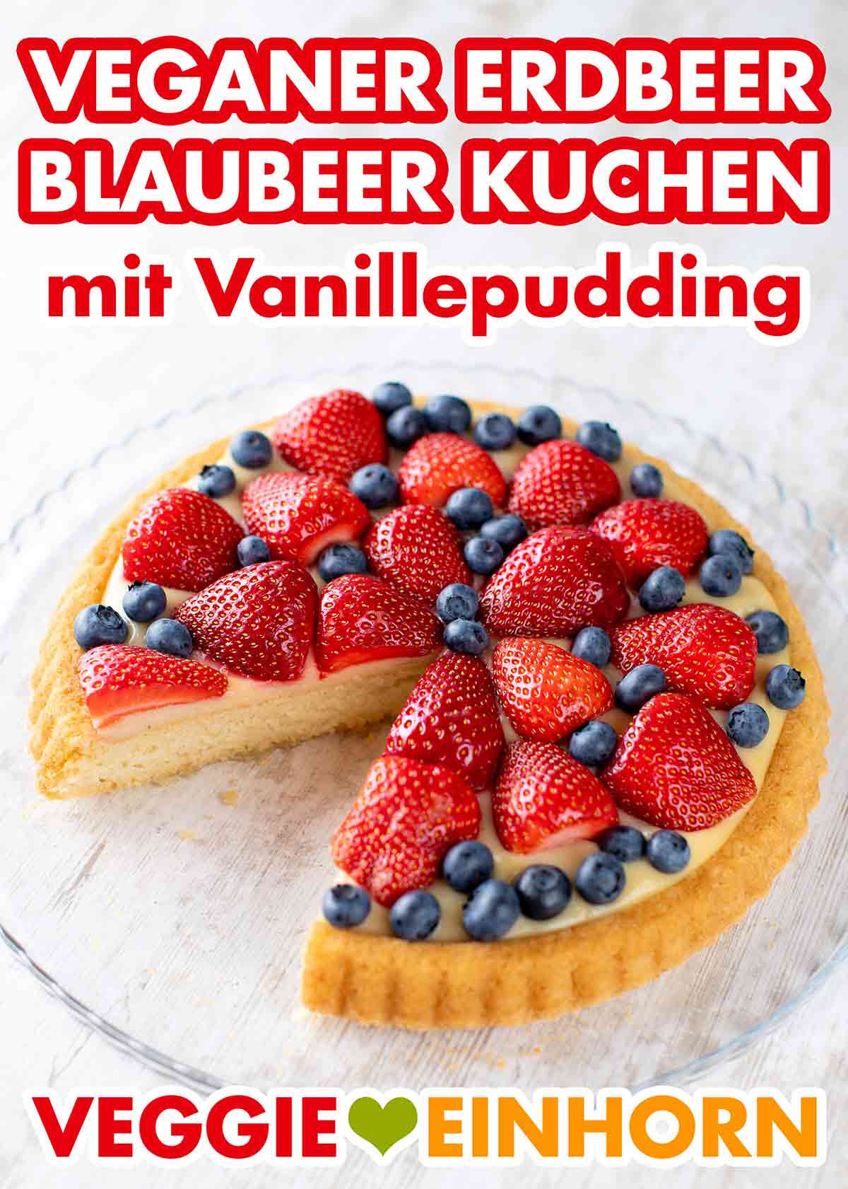Der vegane Kuchen mit Erdbeeren, Heidelbeeren und Vanillepudding ist sehr lecker. Veganer Erdbeer Blaubeer Kuchen mit Pudding auf einer Tortenplatte