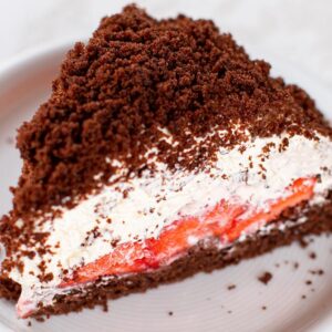 Veganer Maulwurfkuchen mit Erdbeeren