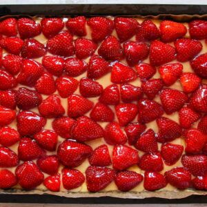 Kuchenblech mit veganem Erdbeerkuchen