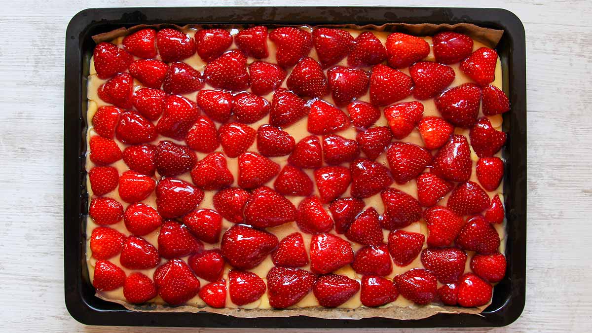 Der Erdbeer Blechkuchen ist vegan, ohne Ei und ohne Gelatine. Kuchenblech mit veganem Erdbeerkuchen