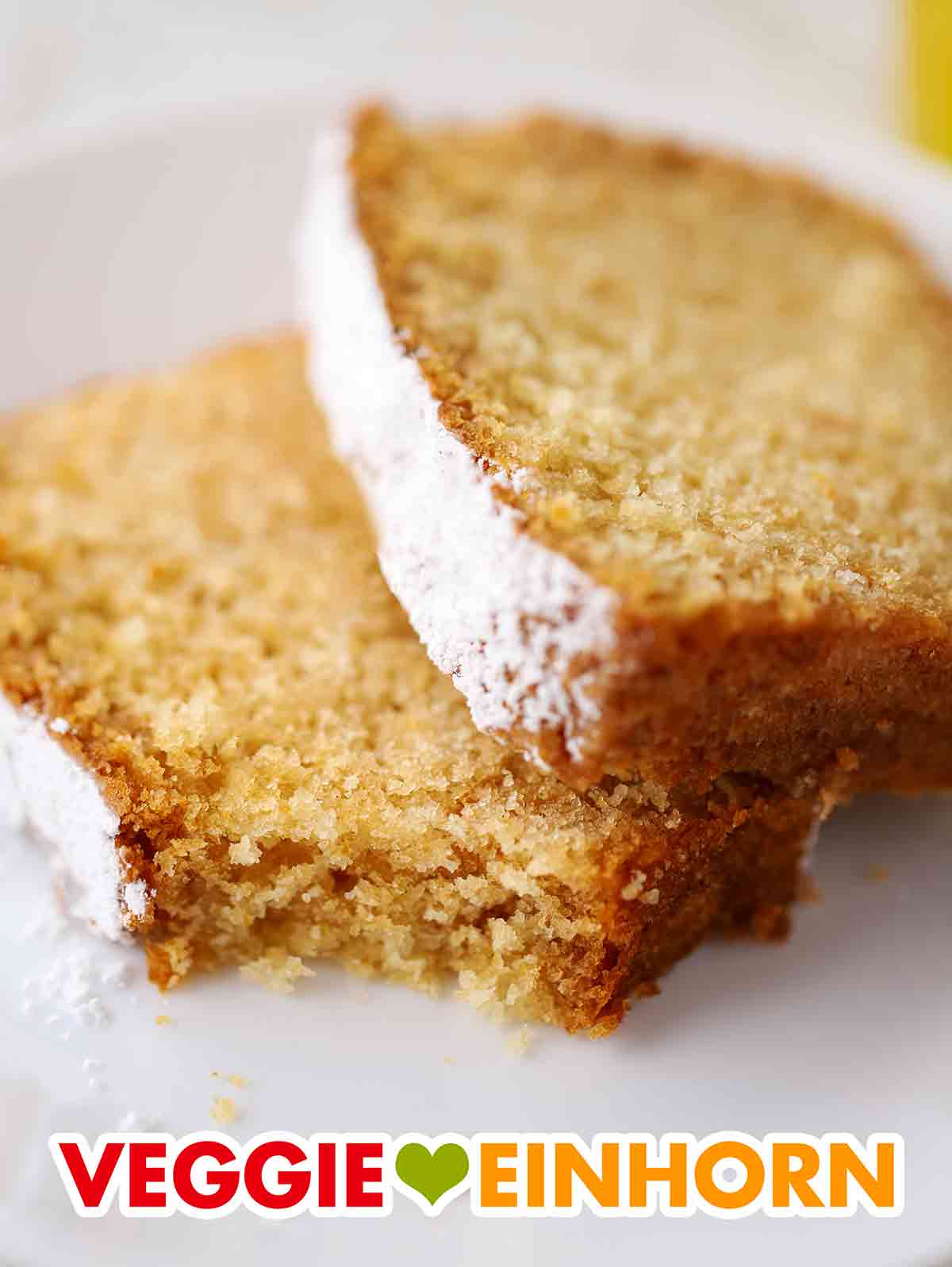 Der vegane Fantakuchen aus der Kastenbackform ist saftig und lecker. Veganer Fantakuchen aus der Kastenform auf einem Kuchenteller