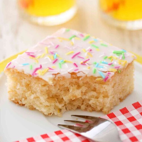 Ein Stück veganer Fantakuchen vom Blech und zwei Gläser Fanta