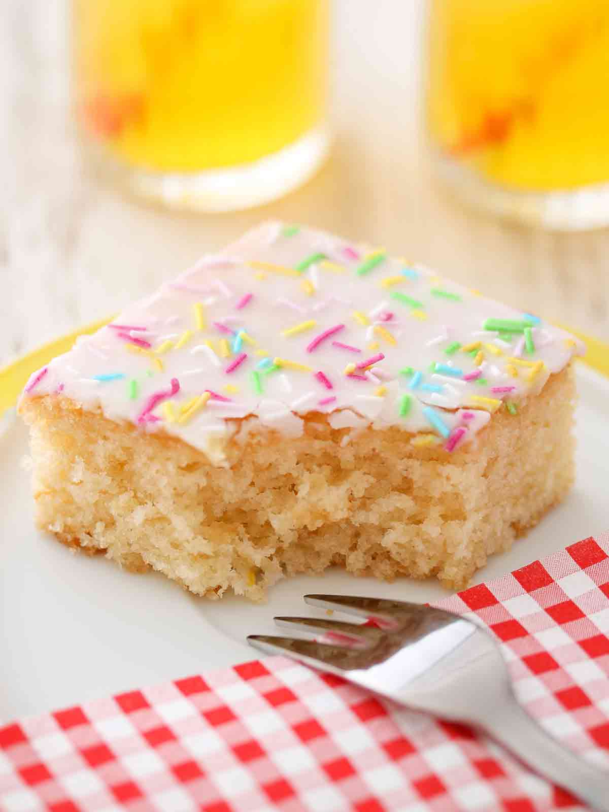 Ein Stück veganer Fantakuchen vom Blech und zwei Gläser Fanta