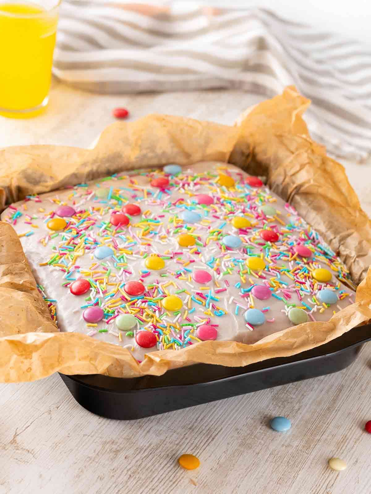 Veganer Fantakuchen mit veganen Schokolinsen