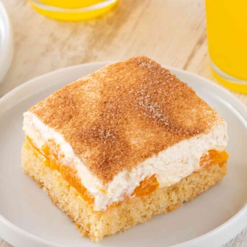 Ein Stück veganer Fantakuchen mit Schmand und Mandarinen
