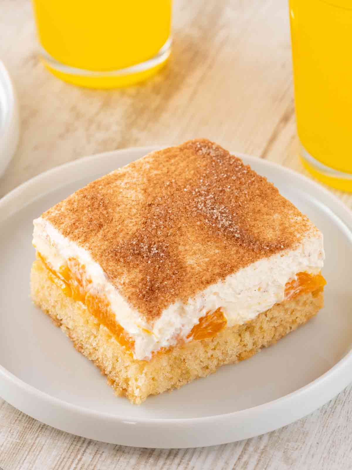 Ein Stück veganer Fantakuchen mit Schmand und Mandarinen