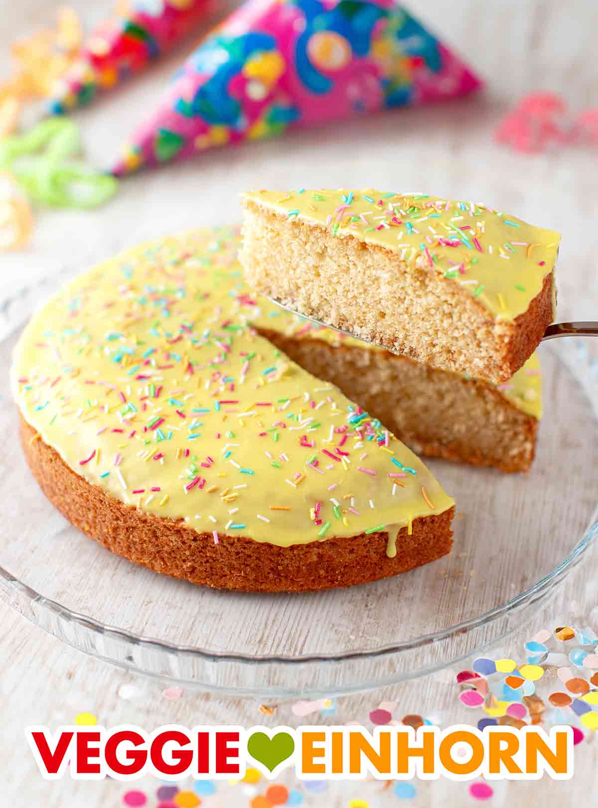 Der einfache vegane Fantakuchen ist ein sehr beliebter veganer Geburtstagskuchen für Kinder. Runder veganer Fantakuchen mit Dekoration für einen Kindergeburtstag
