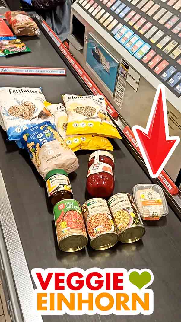 Popp Veganer Farmersalat an der Kasse im Supermarkt Veganer Farmersalat von Popp Feinkost auf dem Kassenband bei Rewe