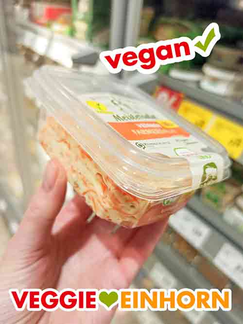 Eine Packung mit Popp Veganem Farmersalat. Veganer Farmersalat von Popp im Supermarkt
