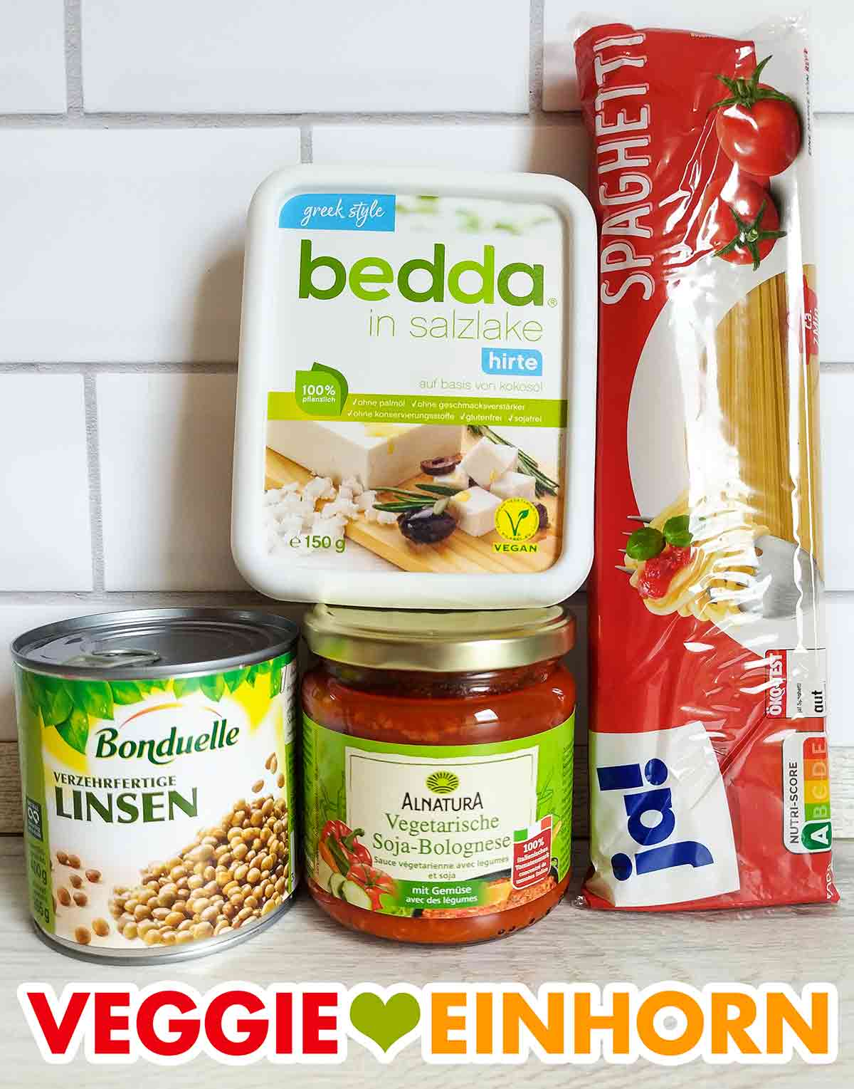 bedda Hirte in Salzlake, Bonduelle Linsen, Alnatura Soja Bolognese, Rewe ja! Spaghetti Veganer Feta, eine Dose Linsen, ein Glas vegane Soja Bolognese, eine Packung Spaghetti