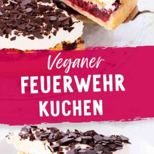 Ein Stück veganer Feuerwehrkuchen mit mehreren Schichten: unten ein heller Mürbeteigboden, darauf eine fruchtige Kirschschicht, gefolgt von Streuseln, einer dicken Schicht pflanzlicher Sahne und bestreut mit dunklen Schokoraspeln.