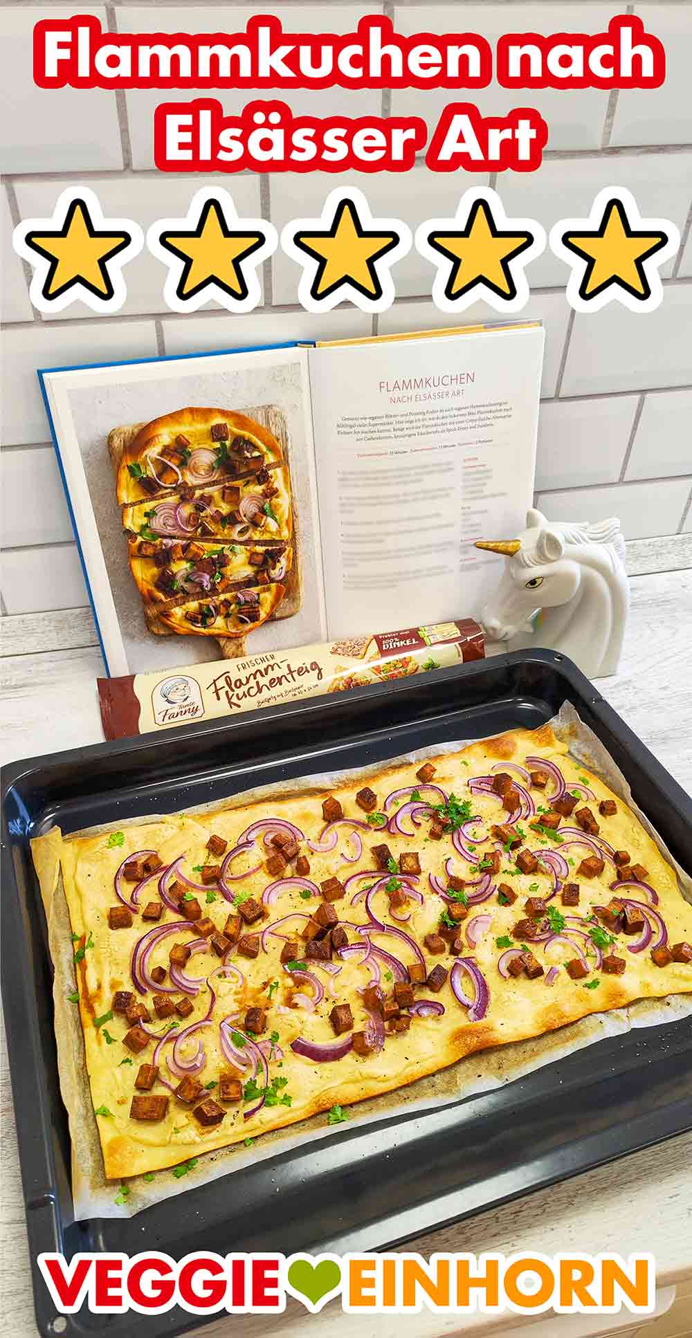 Der vegane Elsässer Flammkuchen nach dem Rezept von Anja Romaniszyn ist mit fertig gekauften Flammkuchenteig, Cashewkernen und Räuchertofu. Backblech mit veganem Flammkuchen nach Elsässer Art von byanjushka