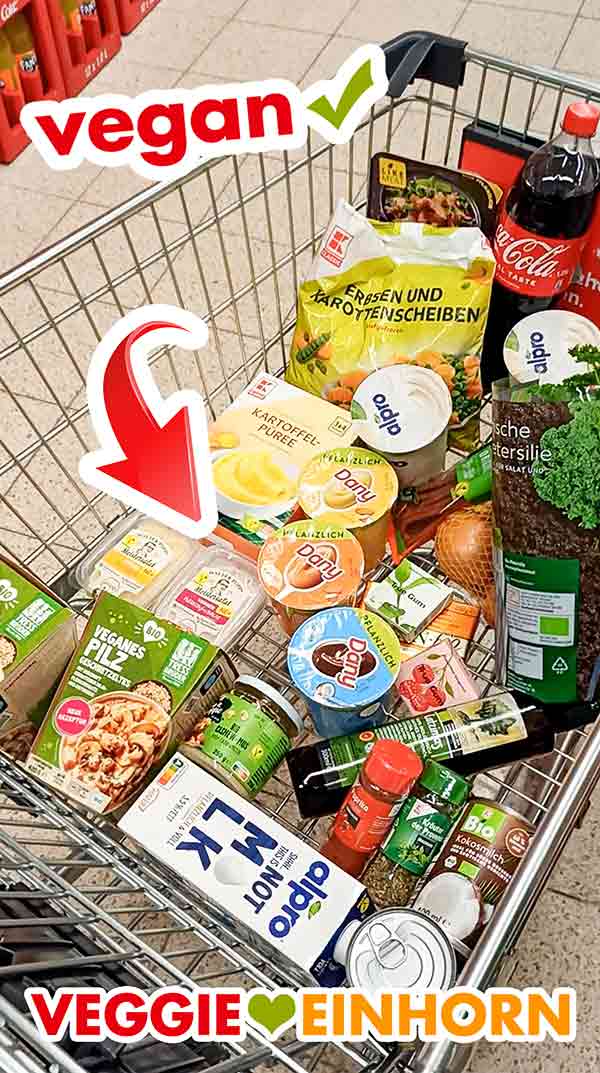 Verschiedene vegane Lebensmittel im Einkaufswagen im Supermarkt Einkaufswagen mit veganen Lebensmitteln bei Kaufland