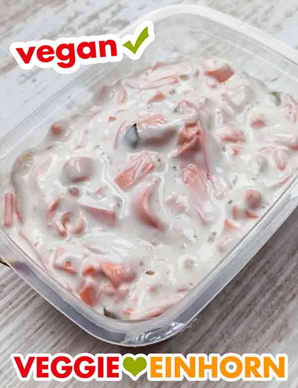 Hier sieht man die leckere vegane Fleischwurst und Gewürzgurken Stückchen. Geöffnete Packung veganer Fleischsalat von Popp Feinkost