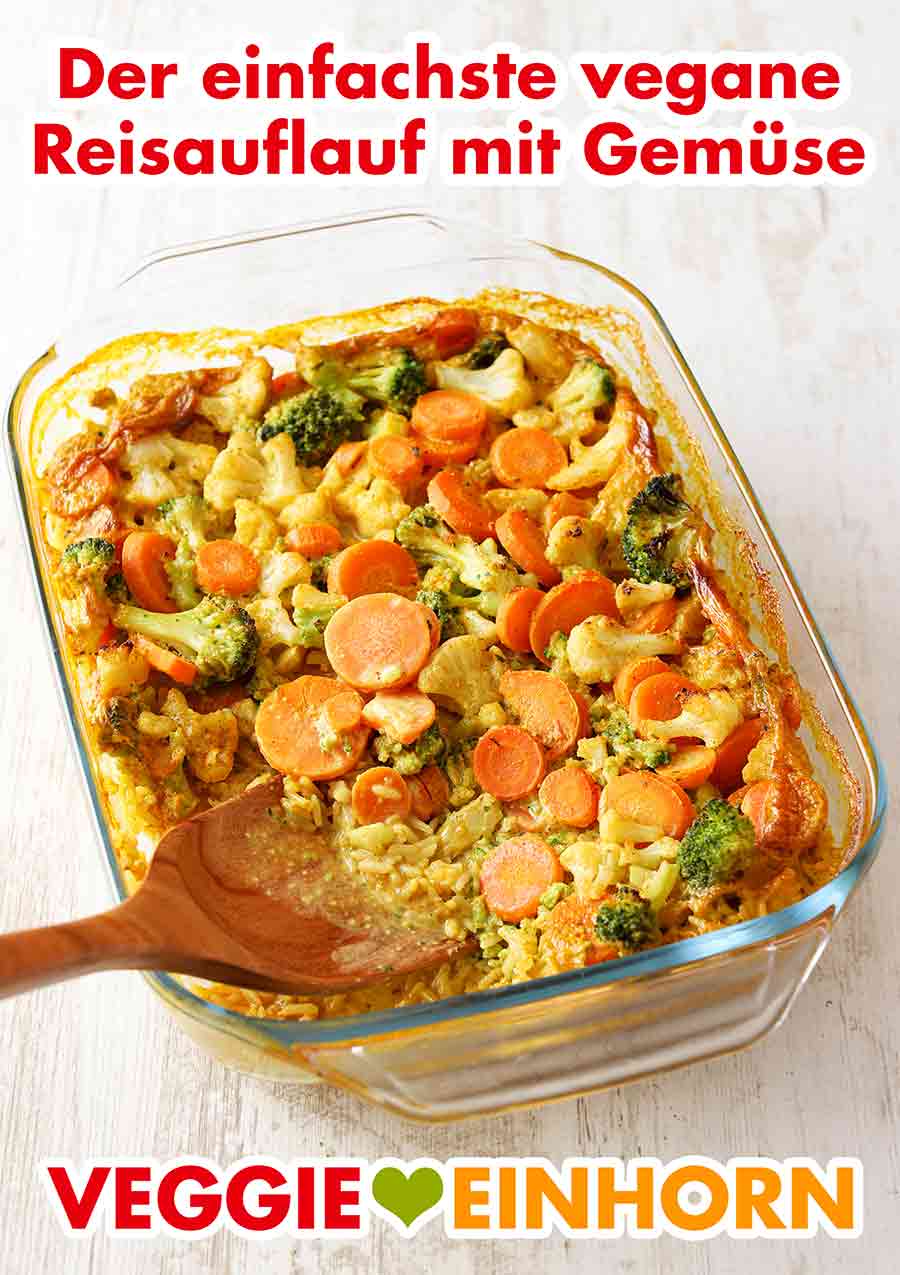 Einfacher veganer Reisauflauf mit Gemüse Veganer Reisauflauf mit Gemüse in einer Auflaufform aus Glas