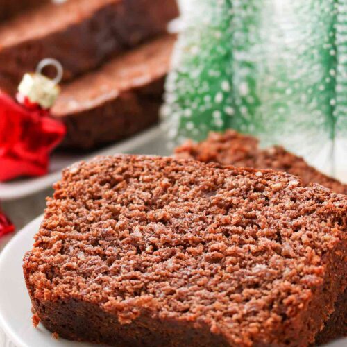 Zwei Stücke veganer Gewürzkuchen