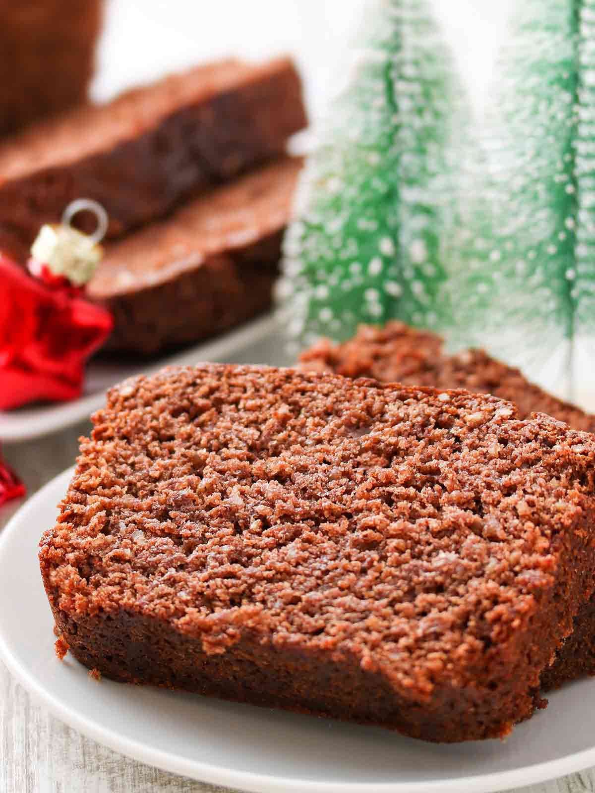 Zwei Stücke veganer Gewürzkuchen
