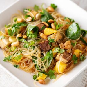Glasnudelsalat mit Räuchertofu und Mango