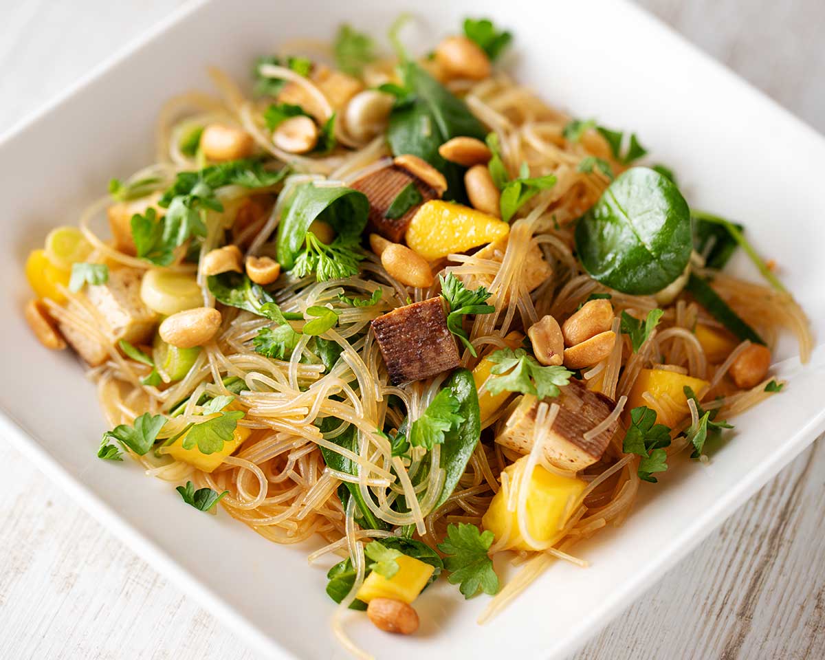 Veganer Glasnudelsalat mit Mango und Räuchertofu
