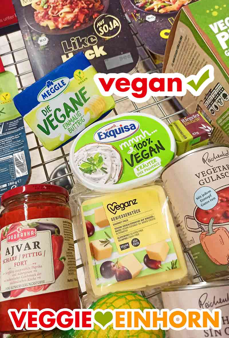 Das Veganz Genießerstück im Einkaufswagen mit anderen veganen Lebensmitteln Der vegane Käse von Veganz und andere vegane Produkte im Einkaufswagen