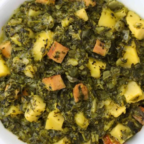 Nahaufnahme von veganem Grünkohleeintopf mit Räuchertofu