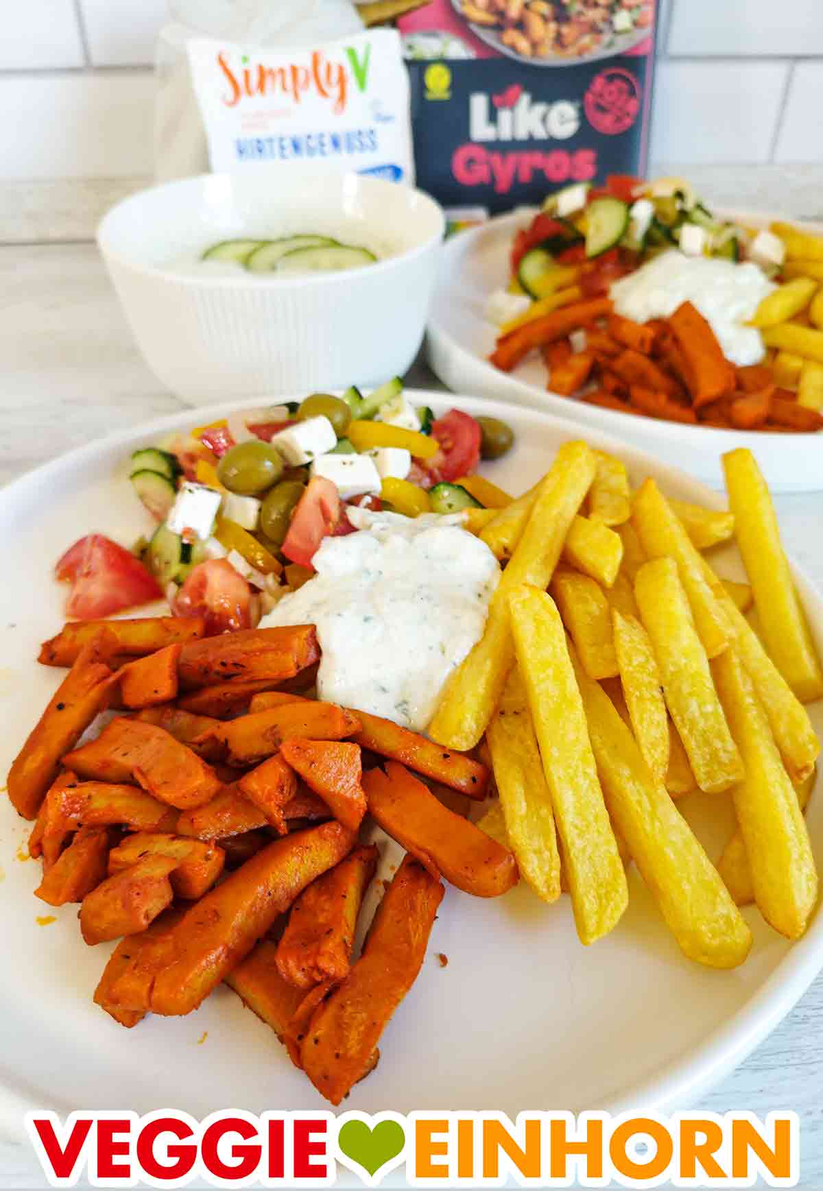 Der vegane Gyros Teller ist mit Like Meat Gyros, McCain Frites Deluxe, Tzatziki und griechischem Bauernsalat mit veganem Feta von Simply V. Veganer Gyros Teller mit Like Meat Gyros, Zaziki, griechischem Bauernsalat und Pommes.