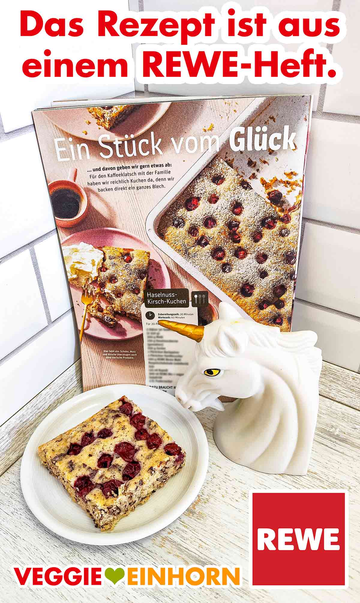 Rewe Kundenmagazin Meine Küche und ein Kuchenteller mit veganem Nuss-Kirsch-Kuchen vom Blech. Ein Stück veganer Nusskuchen mit Kirschen und die Rewe Kundenzeitschrift