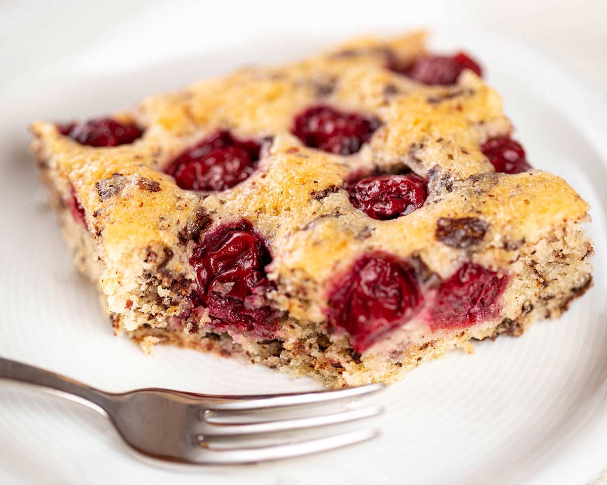 Der Haselnuss Kirschkuchen vom Blech ist vegan. Veganer Nuss Kirsch Kuchen