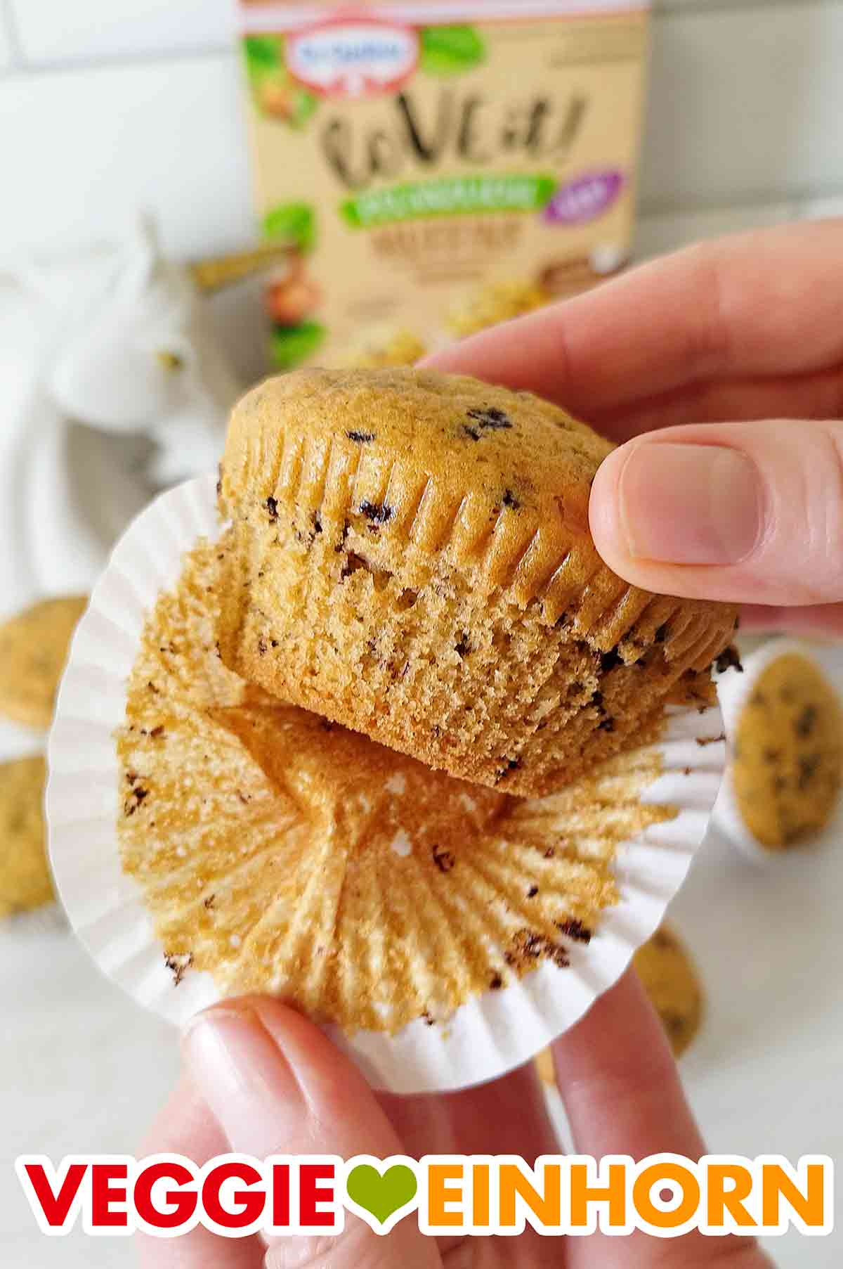 Die Muffins lösen sich sehr gut aus den Muffinförmchen. Ein veganer Muffin von Dr. Oetker wird aus dem Papierförmchen genommen