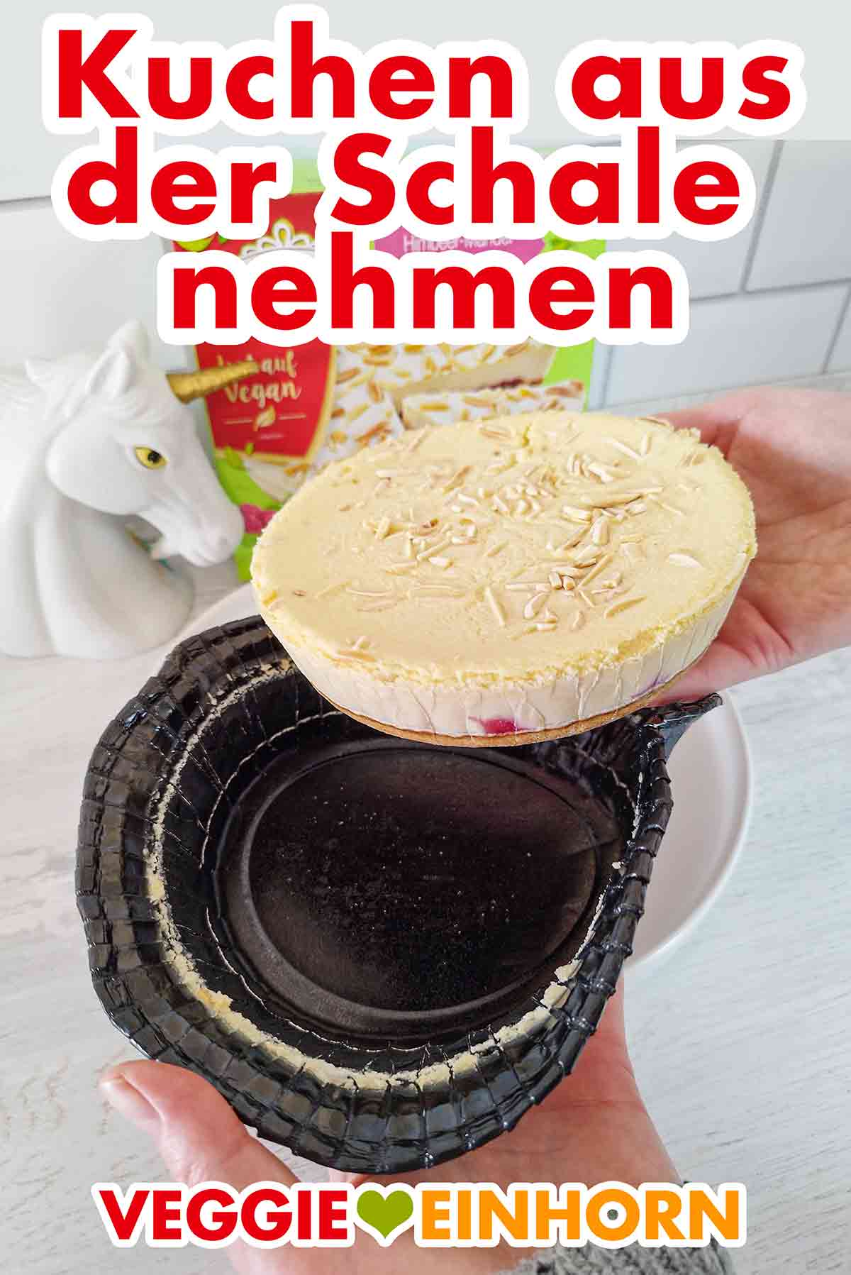 Der tiefgefrorene vegane Himbeer-Mandel-Cheesecake wird aus der Schale genommen. Der vegane Himbeer Mandel Kuchen von Coppenrath und Wiese wird aus der Schale genommen