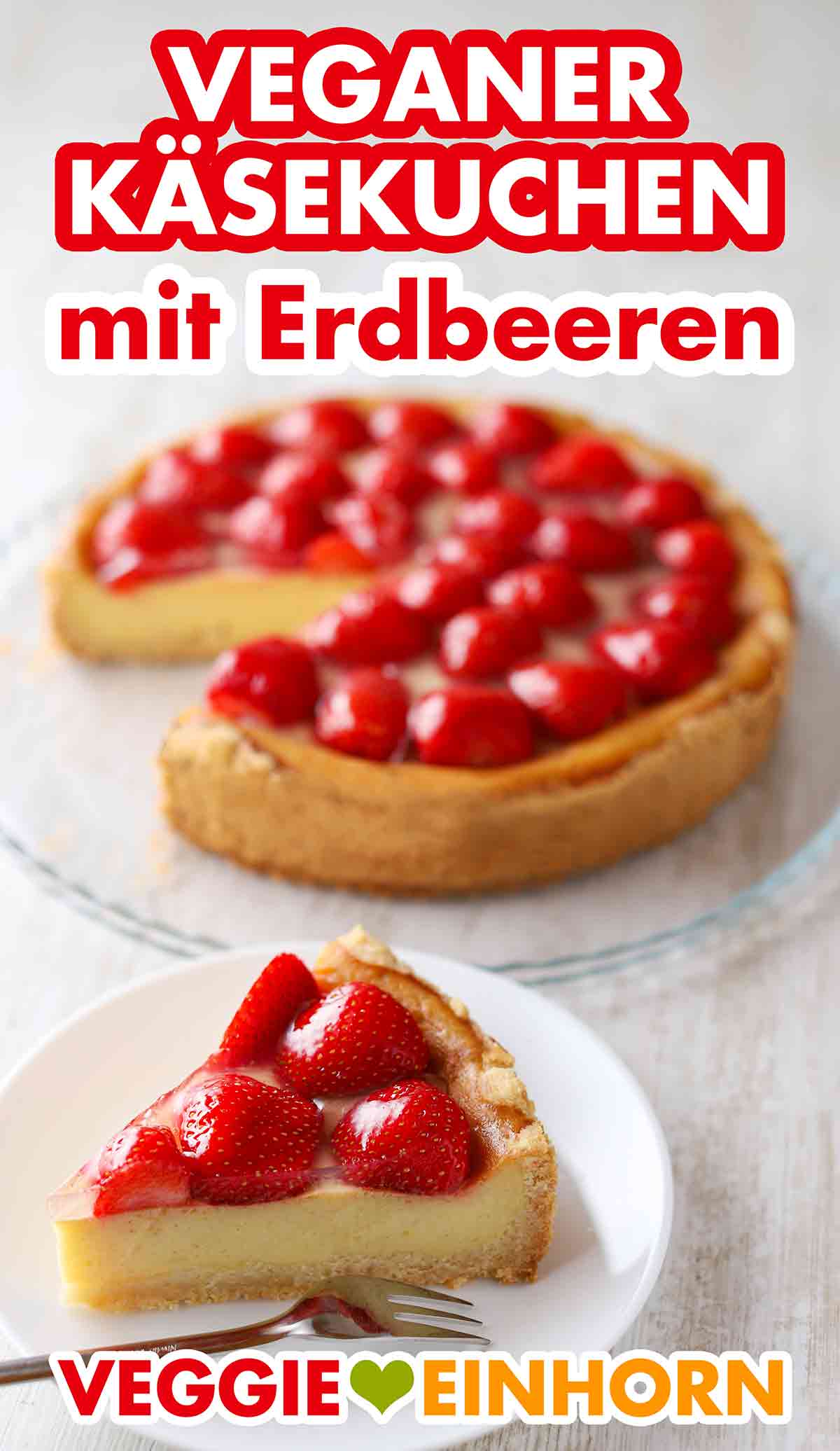 Der vegane Käsekuchen mit Erdbeeren ist sehr beliebt. Veganer Käsekuchen mit Erdbeeren auf einer Kuchenplatte und einem Teller