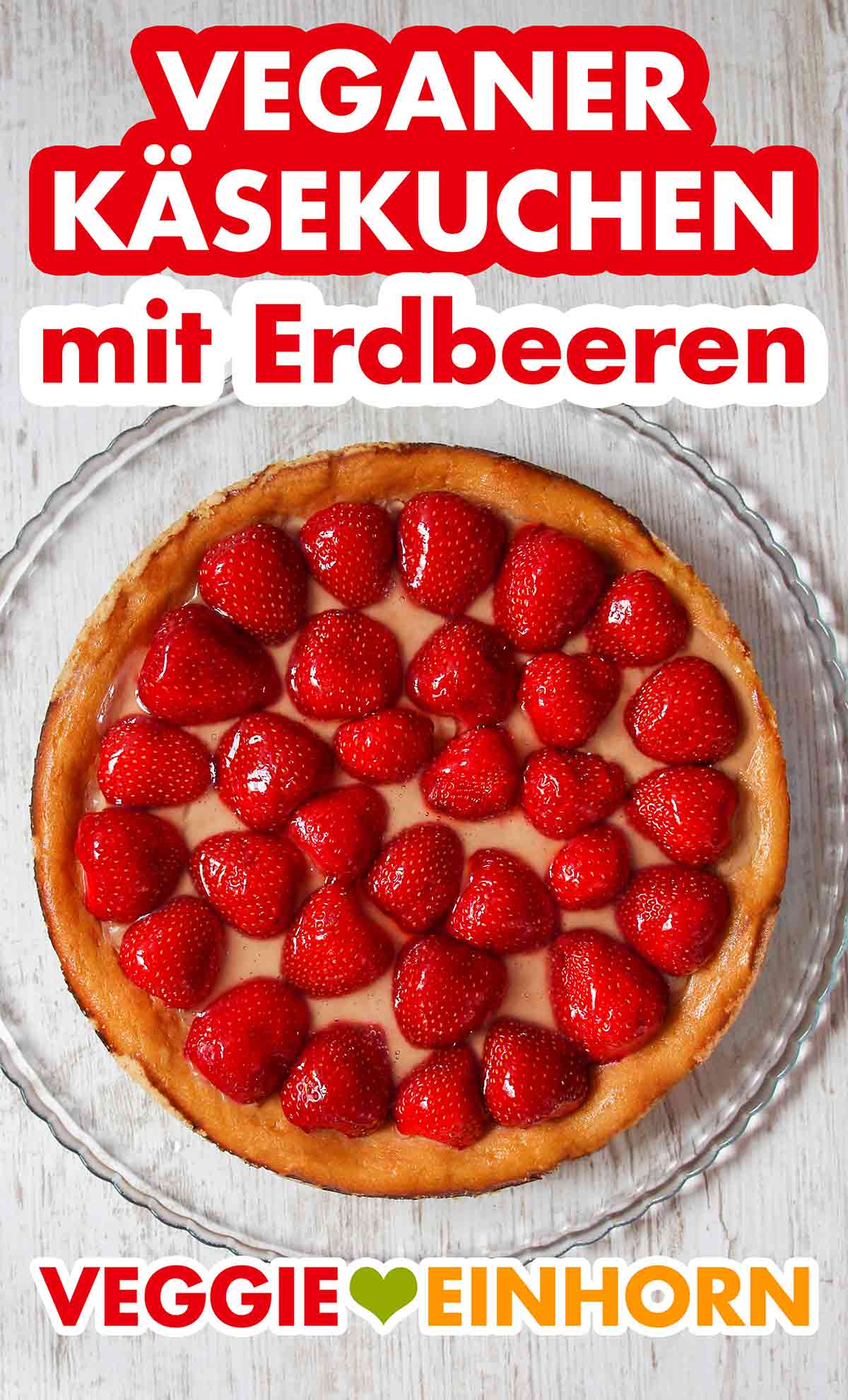 Der vegane Käsekuchen mit Erdbeeren und klarem Tortenguss ist ein toller Kuchen für Gäste. Veganer Käsekuchen mit Erdbeeren auf einer Kuchenplatte