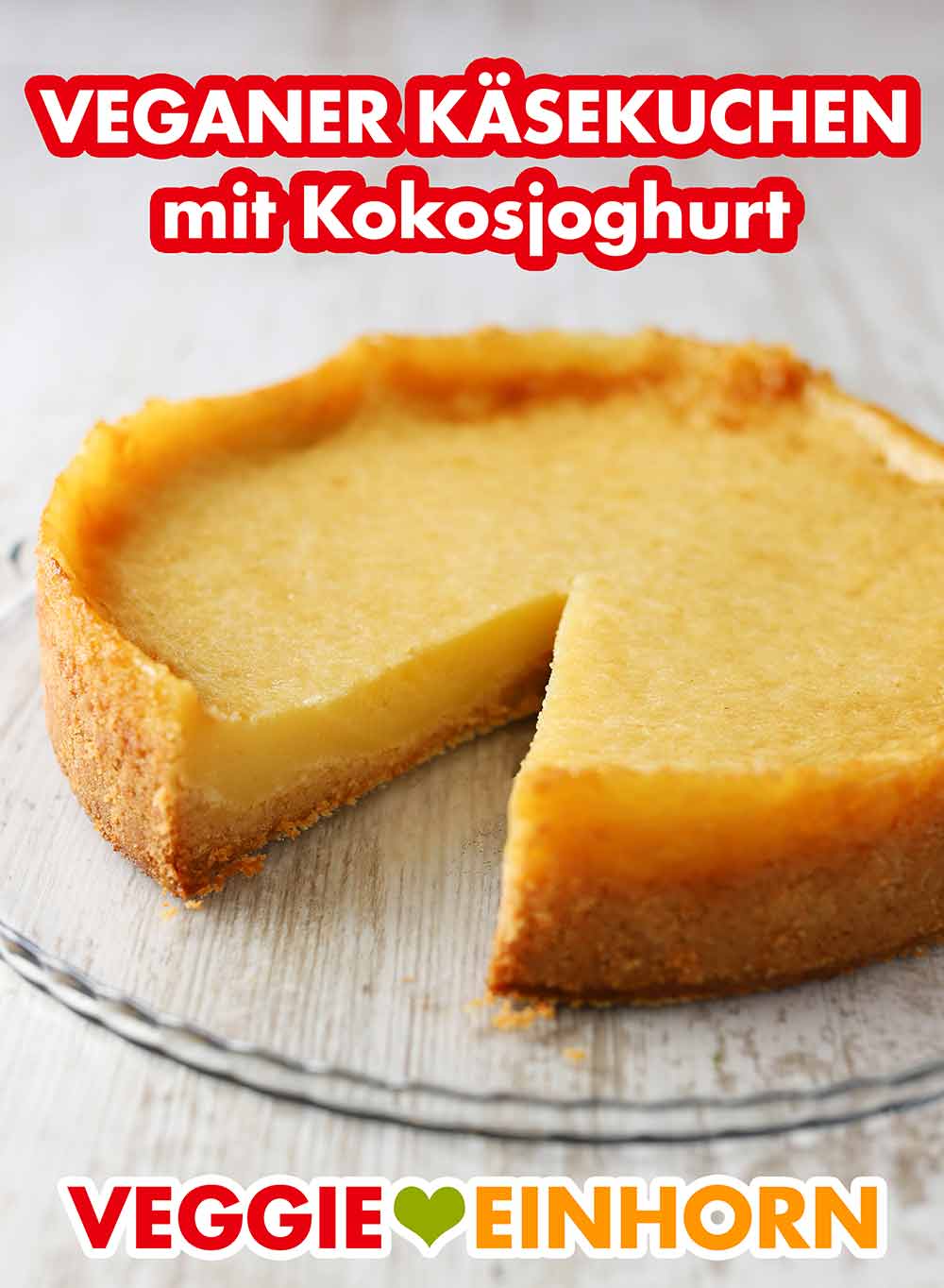 Der vegane Käsekuchen ohne Soja ist angeschnitten. Angeschnittener veganer Käsekuchen ohne Soja auf einer Kuchenplatte