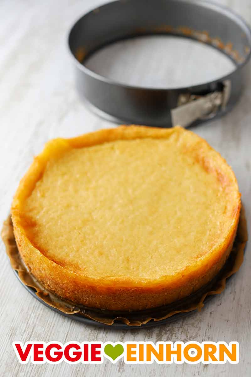 Der vegane Käsekuchen mit Kokosjoghurt wird erst nach dem vollständigen Abkühlen aus der Springform genommen. Der Rand der Springform liegt neben dem veganen Käsekuchen ohne Soja
