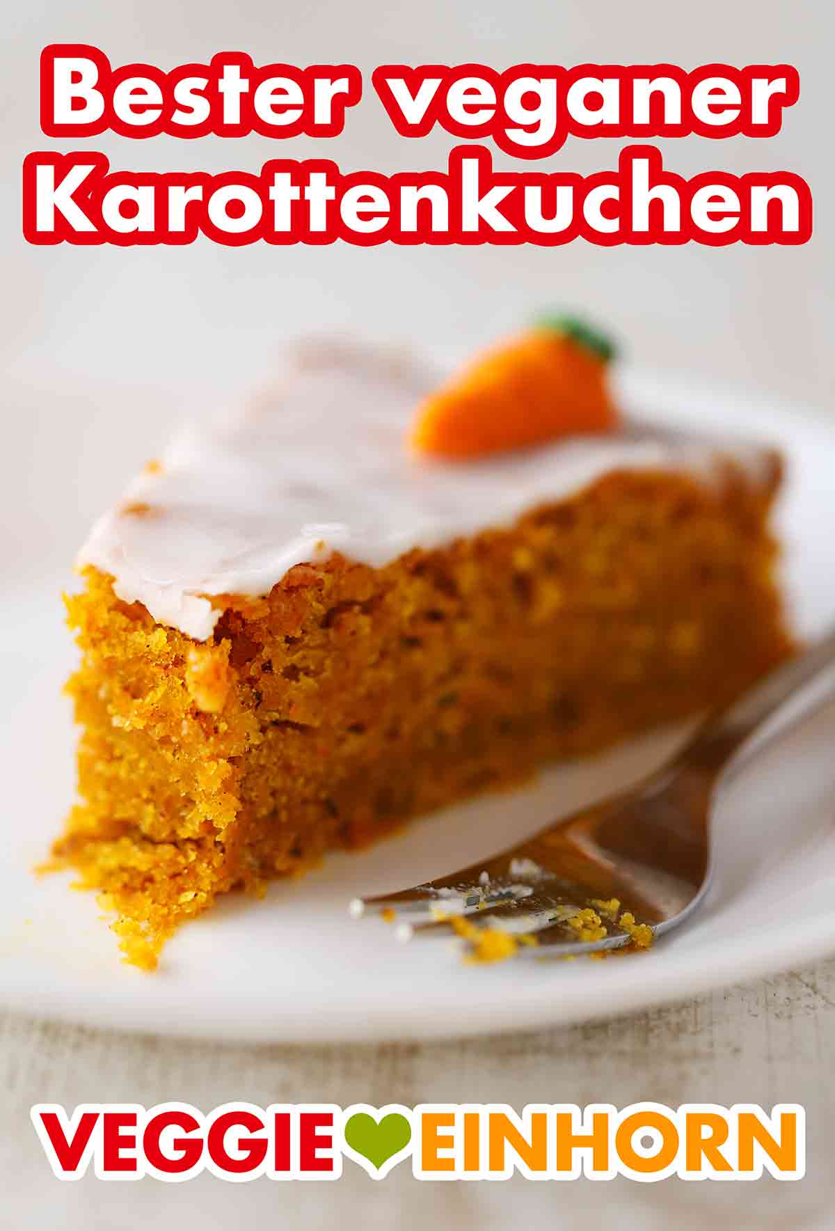 Der vegane Karottenkuchen enthält gemahlene Haselnüsse und Apfelmus. Veganer Karottenkuchen auf einem Teller mit einer Kuchengabel