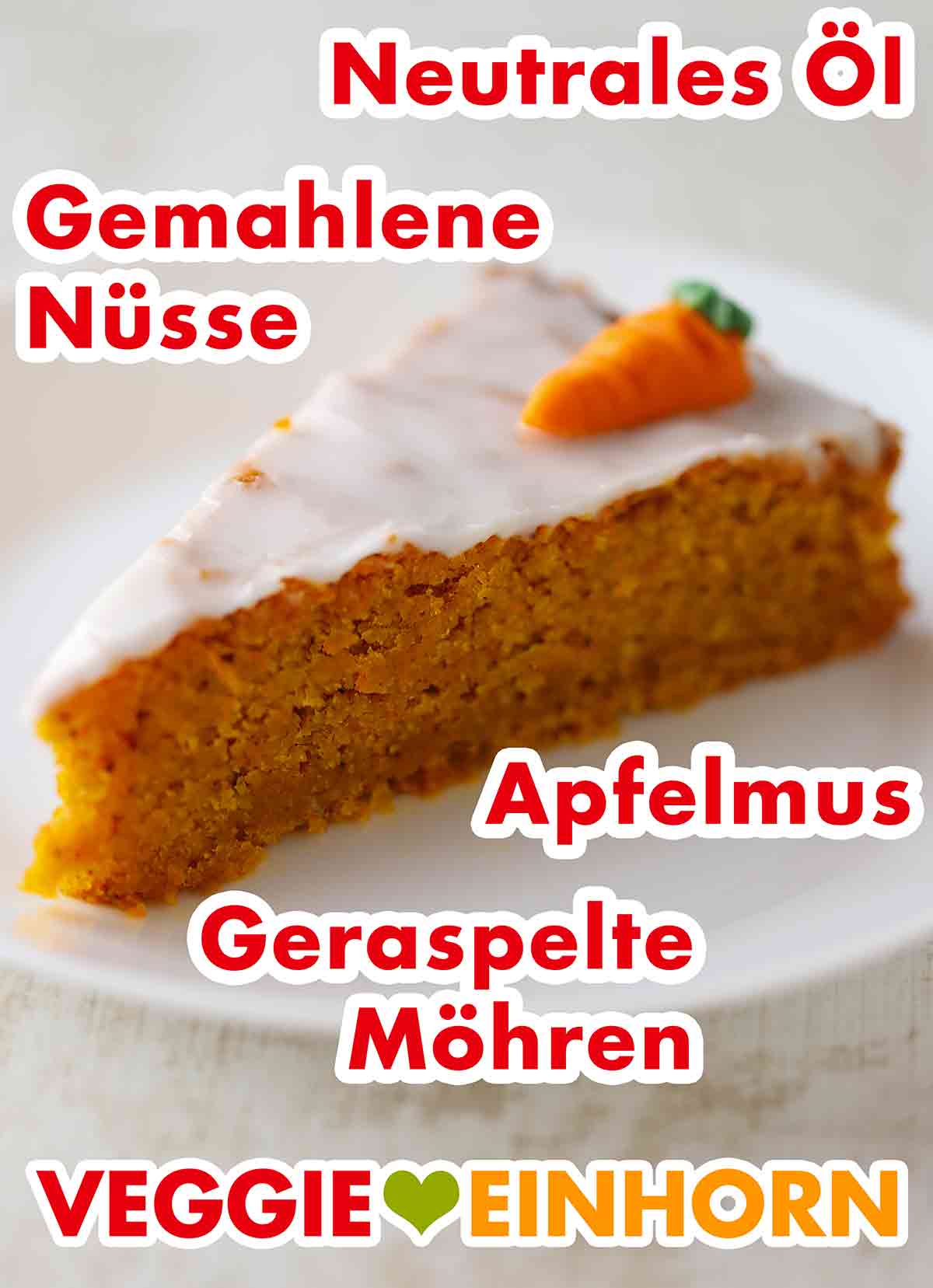 Veganer Karottenkuchen mit neutralem Öl, gemahlenen Nüssen, Apfelmus und geraspelten Möhren. Kuchenteller mit veganem Karottenkuchen