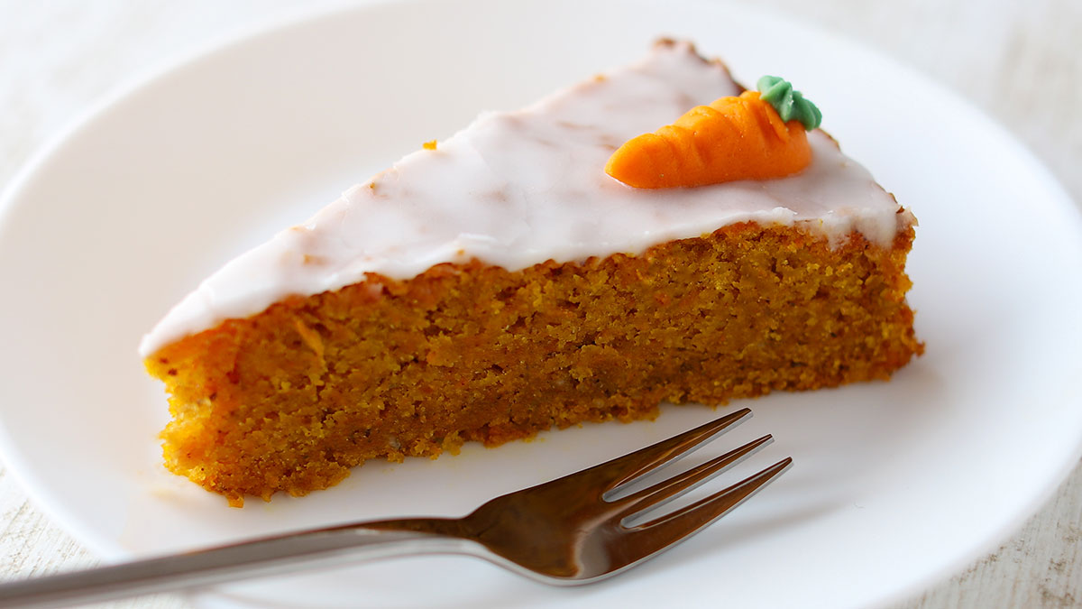 Der saftige Karottenkuchen mit Nüssen und Apfelmus ist vegan und ohne Ei. Veganer Karottenkuchen mit Nüssen und Apfelmus