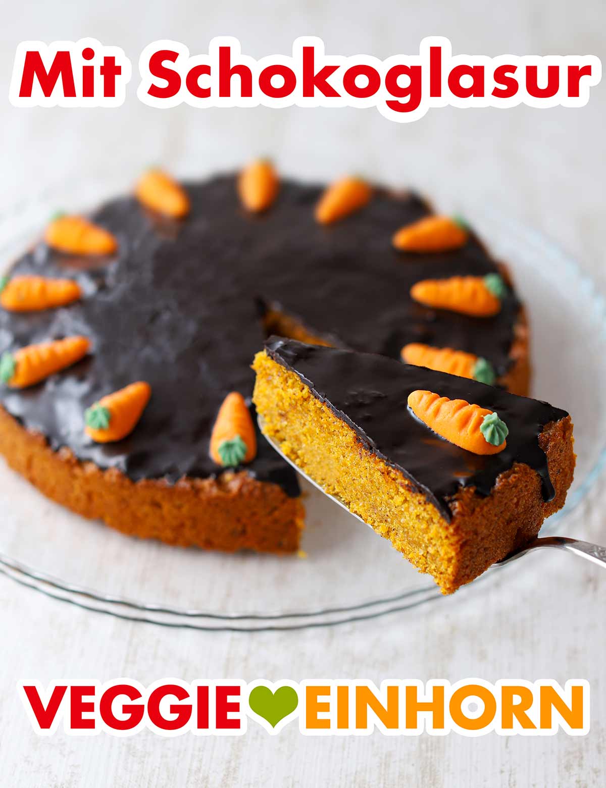 Karottenkuchen mit Schokoglasur und veganen Marzipan Karotten Veganer Karottenkuchen mit Schokoglasur und Marzipankarotten