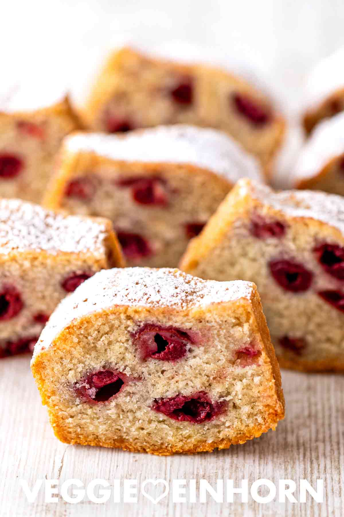 Der leckere Kirschkuchen ist aus saftigem veganem Rührteig. Saftiger veganer Rührkuchen mit Kirschen