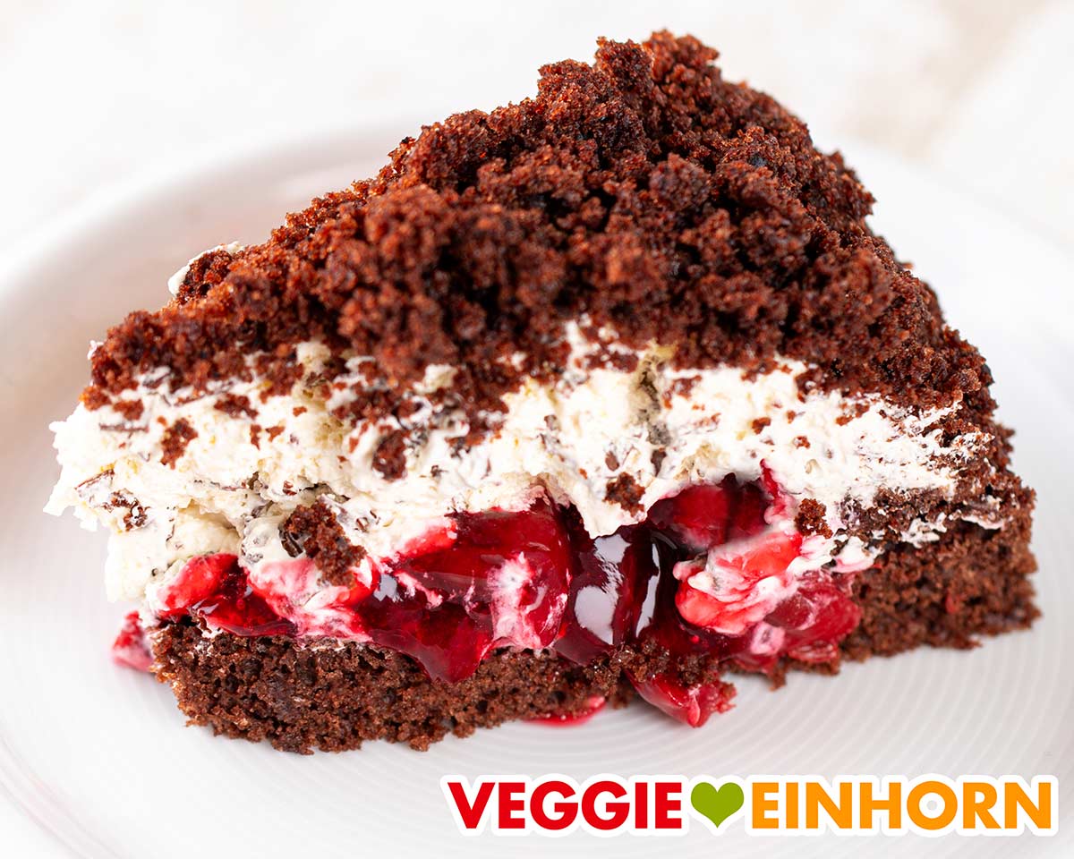 Veganer Maulwurfkuchen mit Kirschgrütze