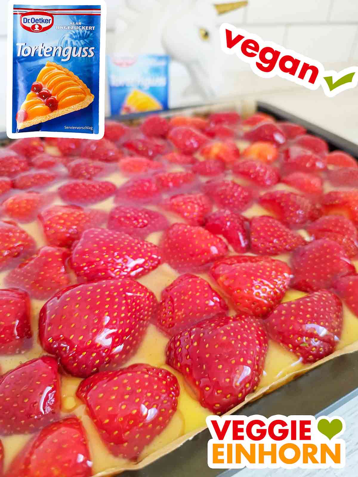 Der vegane Tortenguss von Dr. Oetker lässt sich gut verteilen. Veganer Erdbeerkuchen vom Blech mit klarem Tortenguss von Dr. Oetker