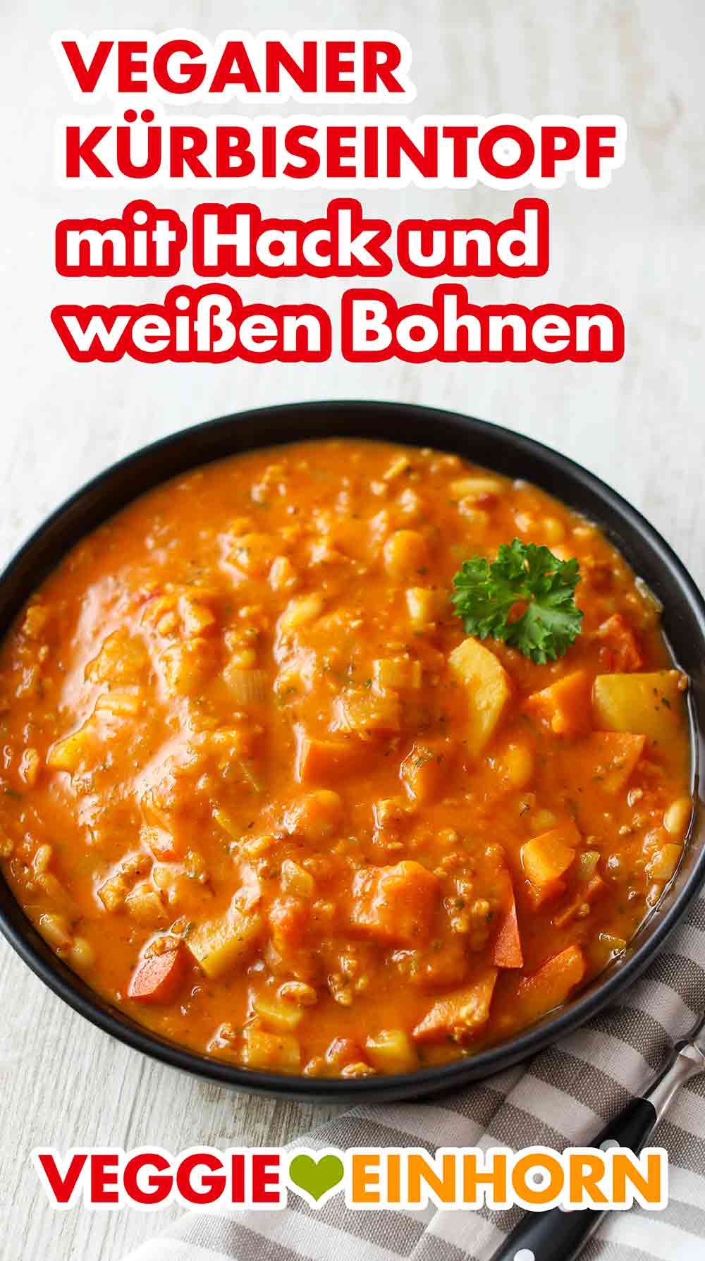 Der herzhafte Eintopf enthält Hokkaido Kürbis, feine Sojaschnetzel und Kartoffeln. Veganer Kürbiseintopf mit Kartoffeln, Hack und weißen Bohnen.