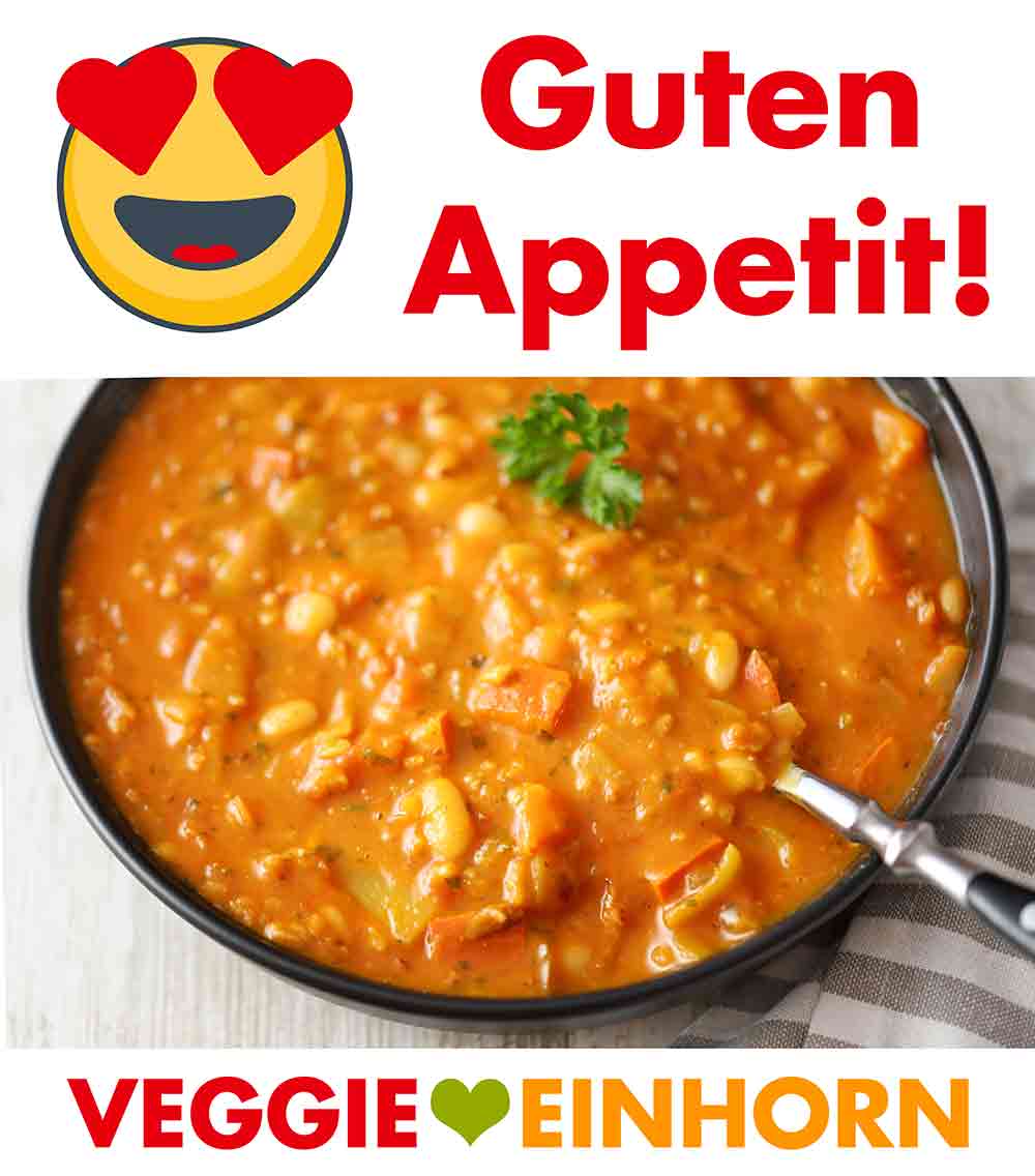 Der Kürbiseintopf ist herzhaft und deftig. Veganer Eintopf mit Hokkaido Kürbis und veganem Frischkäse
