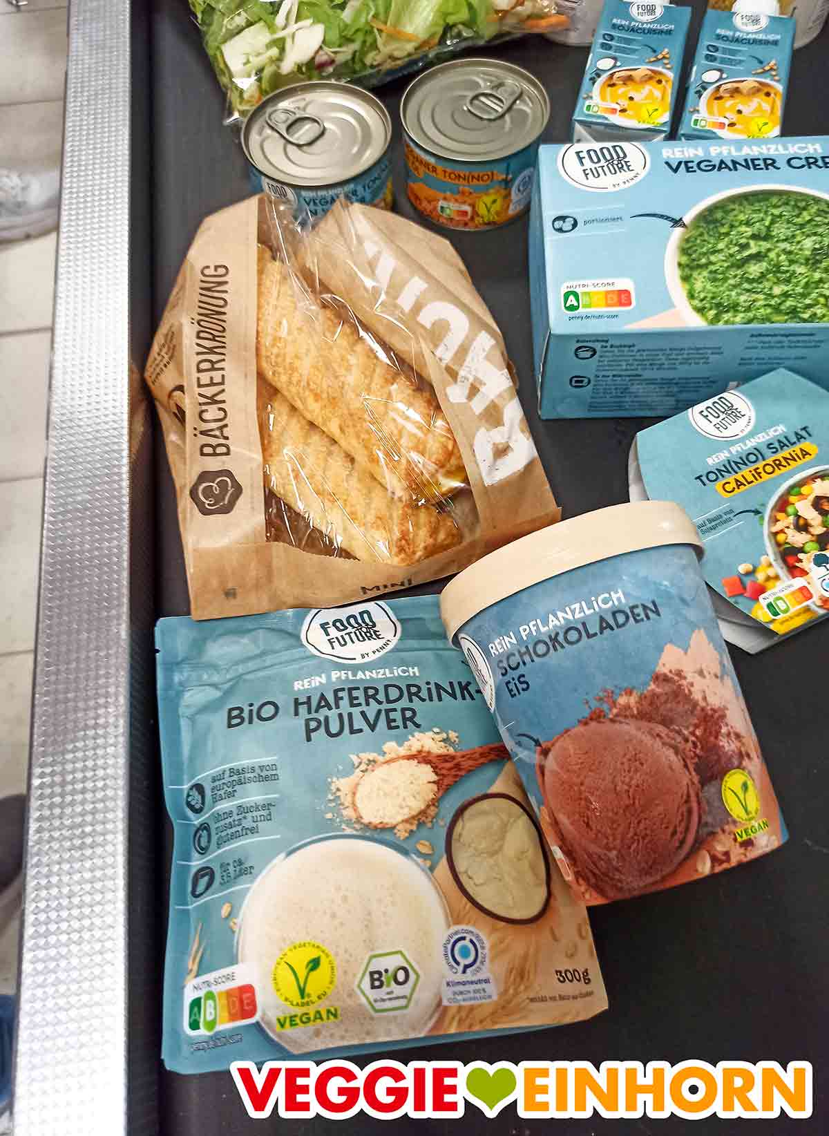Vegane Vanillestangen von Veganz und vegane Produkte von Penny auf dem Kassenband Veganz Vanillestangen, Hafermilch Pulver, veganes Schoko Eis und weitere vegane Produkte auf dem Kassenband bei Penny