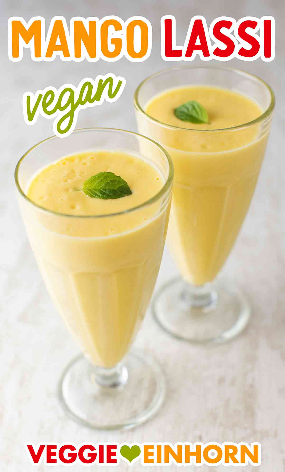 Der Mango Lassi Drink ist mit veganem Joghurt zubereitet. Indischer veganer Mangolassi