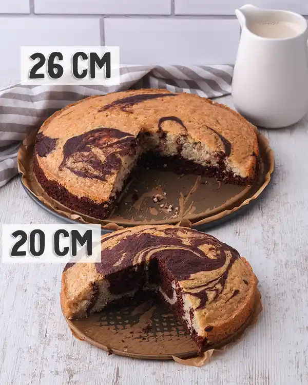 Zwei runde vegane Marmorkuchen aus der 26 cm Springform und aus der 20 cm Springform.